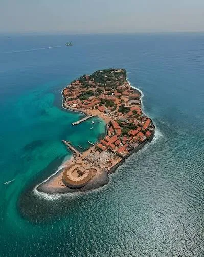 l’histoire, la mémoire et le patrimoine d’une petite île devenue un symbole mondial